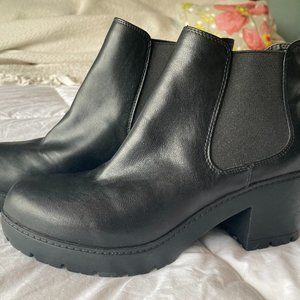 Romman Chelsea boots by Steve Madden 8.5M